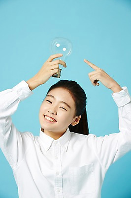포토 JPG 스튜디오촬영 여학생 여자 와이셔츠 전구 중학생 청소년 실내 한명 미소 들기 상반신 앞모습 한국인 가리킴 여중생 파란배경 십대여자한명만 국내포토 1 학생 뷰포인트 셔츠 모션 표정 사람 동양인 손짓 내부 파란색 여자한명만 십대여자만 파일형식 컬러 상의 인종 여자만 십대만 옷