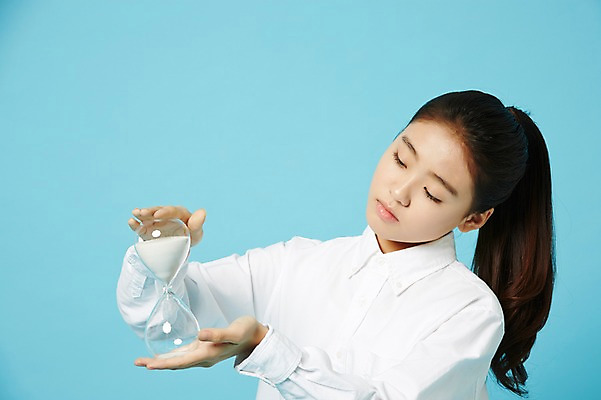 포토 JPG 스튜디오촬영 응시 여학생 여자 와이셔츠 중학생 청소년 실내 한명 들기 상반신 앞모습 한국인 모래시계 여중생 파란배경 십대여자한명만 국내포토 1 학생 시선 모래 뷰포인트 시계 셔츠 모션 사람 동양인 내부 파란색 여자한명만 십대여자만 파일형식 컬러 상의 인종 여자만 십대만 옷