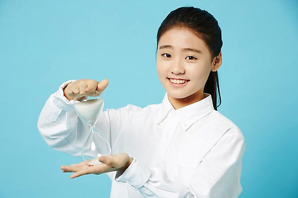 포토 JPG 스튜디오촬영 여학생 여자 와이셔츠 중학생 청소년 실내 한명 미소 들기 상반신 앞모습 한국인 모래시계 여중생 파란배경 십대여자한명만 국내포토 1 학생 모래 뷰포인트 시계 셔츠 모션 표정 사람 동양인 내부 파란색 여자한명만 십대여자만 파일형식 컬러 상의 인종 여자만 십대만 옷