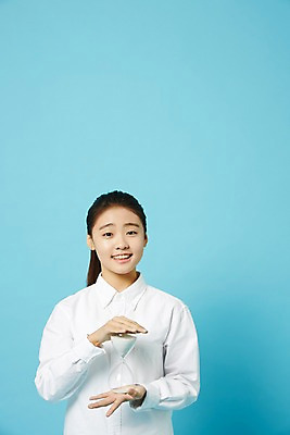 포토 JPG 스튜디오촬영 여학생 여자 와이셔츠 중학생 청소년 실내 한명 미소 들기 상반신 앞모습 한국인 모래시계 여중생 파란배경 십대여자한명만 국내포토 1 학생 모래 뷰포인트 시계 셔츠 모션 표정 사람 동양인 내부 파란색 여자한명만 십대여자만 파일형식 컬러 상의 인종 여자만 십대만 옷