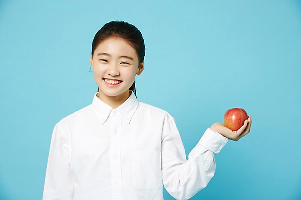 포토 JPG 스튜디오촬영 여학생 여자 와이셔츠 중학생 청소년 실내 한명 미소 들기 상반신 앞모습 한국인 사과 여중생 파란배경 십대여자한명만 국내포토 1 학생 뷰포인트 셔츠 과일 모션 표정 사람 동양인 내부 파란색 여자한명만 십대여자만 파일형식 컬러 상의 인종 여자만 십대만 옷