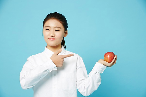 포토 JPG 스튜디오촬영 여학생 여자 와이셔츠 중학생 청소년 실내 한명 들기 상반신 앞모습 한국인 가리킴 사과 여중생 파란배경 십대여자한명만 국내포토 1 학생 뷰포인트 셔츠 과일 모션 사람 동양인 손짓 내부 파란색 여자한명만 십대여자만 파일형식 컬러 상의 인종 여자만 십대만 옷