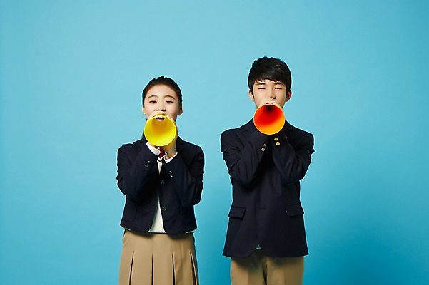 포토 JPG 스튜디오촬영 여학생 여자 남자 교복 남학생 중학생 청소년 실내 서기 들기 상반신 두명 앞모습 확성기 외침 한국인 여중생 파란배경 십대만 남중생 국내포토 학생 옷 뷰포인트 모션 사람 동양인 내부 파란색 소리 파일형식 컬러 인종