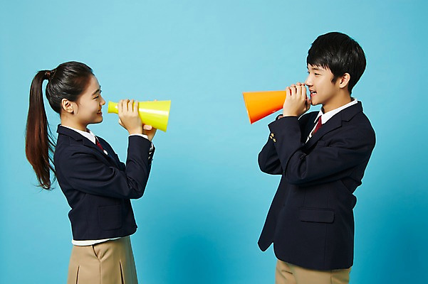 포토 JPG 스튜디오촬영 여학생 여자 남자 교복 남학생 중학생 청소년 실내 서기 미소 들기 상반신 두명 옆모습 마주보기 확성기 외침 한국인 여중생 파란배경 십대만 남중생 국내포토 학생 옷 뷰포인트 모션 표정 사람 동양인 내부 파란색 소리 파일형식 컬러 인종