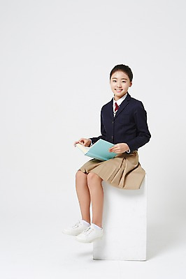 포토 JPG 스튜디오촬영 전신 여학생 여자 교복 운동화 중학생 청소년 실내 한명 미소 앉기 옆모습 책 독서 한국인 흰배경 여중생 십대여자한명만 국내포토 1 학생 옷 뷰포인트 신발 모션 표정 사람 동양인 내부 흰색 여자한명만 십대여자만 파일형식 컬러 인종 여자만 십대만