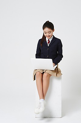 포토 JPG 스튜디오촬영 전신 여학생 여자 교복 운동화 중학생 청소년 실내 한명 미소 앉기 앞모습 노트북 한국인 흰배경 여중생 십대여자한명만 내려보기 국내포토 1 학생 옷 뷰포인트 신발 모션 표정 사람 동양인 내부 전자제품 흰색 여자한명만 십대여자만 파일형식 컬러 인종 여자만 십대만