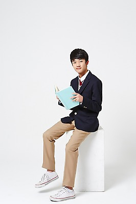 포토 JPG 스튜디오촬영 전신 남자 교복 남학생 운동화 중학생 청소년 실내 한명 들기 앉기 옆모습 책 독서 한국인 읽기 흰배경 십대남자한명만 남중생 국내포토 1 학생 옷 뷰포인트 신발 모션 사람 동양인 내부 흰색 남자한명만 십대남자만 파일형식 컬러 인종 남자만 십대만