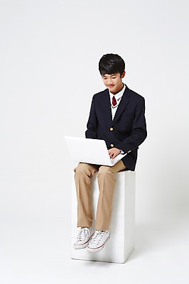 포토 JPG 스튜디오촬영 전신 남자 교복 남학생 운동화 중학생 청소년 실내 한명 앉기 앞모습 노트북 한국인 흰배경 십대남자한명만 내려보기 남중생 국내포토 1 학생 옷 뷰포인트 신발 모션 사람 동양인 내부 전자제품 흰색 남자한명만 십대남자만 파일형식 컬러 인종 남자만 십대만