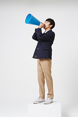 포토 JPG 스튜디오촬영 전신 남자 교복 남학생 운동화 중학생 청소년 실내 한명 서기 들기 옆모습 확성기 외침 한국인 흰배경 십대남자한명만 남중생 국내포토 1 학생 옷 뷰포인트 신발 모션 사람 동양인 내부 소리 흰색 남자한명만 십대남자만 파일형식 컬러 인종 남자만 십대만