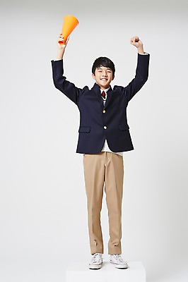 포토 JPG 스튜디오촬영 전신 남자 교복 남학생 운동화 중학생 청소년 실내 한명 서기 미소 들기 앞모습 손들기 확성기 한국인 흰배경 십대남자한명만 남중생 국내포토 1 학생 옷 뷰포인트 신발 모션 표정 사람 동양인 내부 흰색 남자한명만 십대남자만 파일형식 컬러 인종 남자만 십대만