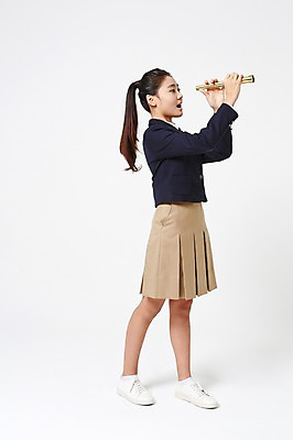 포토 JPG 스튜디오촬영 전신 여학생 여자 교복 운동화 중학생 청소년 실내 한명 서기 들기 옆모습 놀람 일안경 한국인 관찰 흰배경 여중생 십대여자한명만 국내포토 1 학생 옷 감정 뷰포인트 신발 모션 표정 사람 동양인 내부 망원경 흰색 여자한명만 십대여자만 파일형식 컬러 인종 여자만 십대만