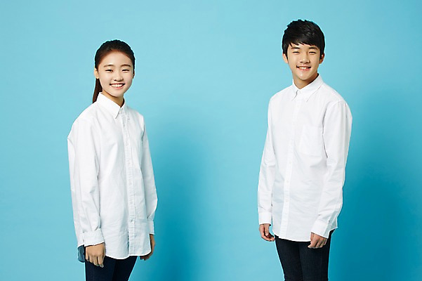 포토 JPG 스튜디오촬영 여학생 여자 남자 남학생 와이셔츠 중학생 청소년 실내 서기 미소 상반신 두명 옆모습 한국인 청바지 여중생 파란배경 차렷 십대만 남중생 국내포토 학생 뷰포인트 포즈 백그라운드 셔츠 바지 모션 표정 사람 동양인 내부 파란색 파일형식