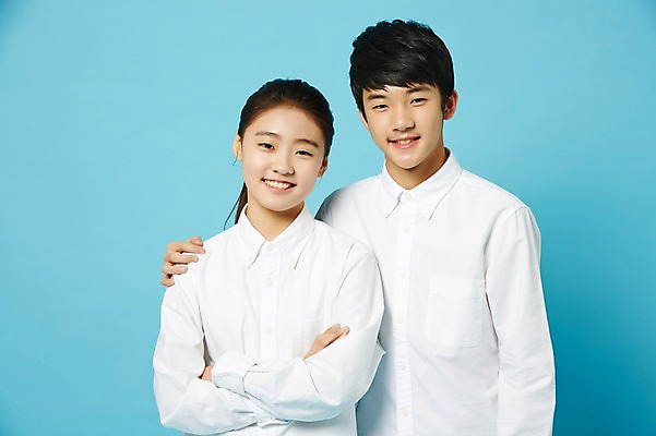 포토 JPG 스튜디오촬영 여학생 여자 남자 남학생 와이셔츠 중학생 청소년 어깨동무 실내 미소 상반신 두명 앞모습 팔짱 한국인 여중생 파란배경 십대만 남중생 국내포토 학생 뷰포인트 포즈 백그라운드 셔츠 모션 표정 사람 동양인 내부 파란색 파일형식