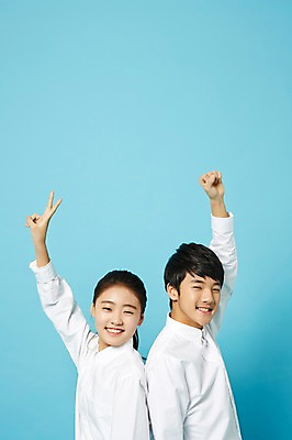 포토 JPG 스튜디오촬영 여학생 여자 남자 남학생 와이셔츠 중학생 청소년 실내 미소 상반신 두명 옆모습 주먹 한국인 등맞대기 가위바위보 여중생 파란배경 십대만 남중생 국내포토 가위손 학생 뷰포인트 백그라운드 셔츠 모션 놀이 표정 사람 동양인 손짓 내부 파란색 파일형식