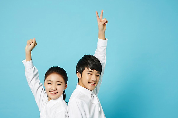 포토 JPG 스튜디오촬영 여학생 여자 남자 남학생 와이셔츠 중학생 청소년 실내 미소 상반신 두명 옆모습 주먹 한국인 등맞대기 가위바위보 여중생 파란배경 십대만 남중생 국내포토 가위손 학생 뷰포인트 백그라운드 셔츠 모션 놀이 표정 사람 동양인 손짓 내부 파란색 파일형식