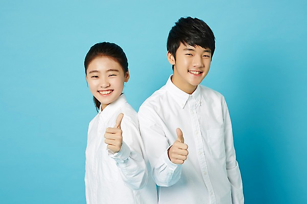 포토 JPG 스튜디오촬영 여학생 여자 남자 남학생 와이셔츠 중학생 청소년 실내 미소 상반신 두명 앞모습 옆모습 한국인 엄지손가락 등맞대기 최고 여중생 파란배경 십대만 남중생 국내포토 학생 뷰포인트 백그라운드 셔츠 손가락 모션 표정 사람 동양인 내부 파란색 파일형식