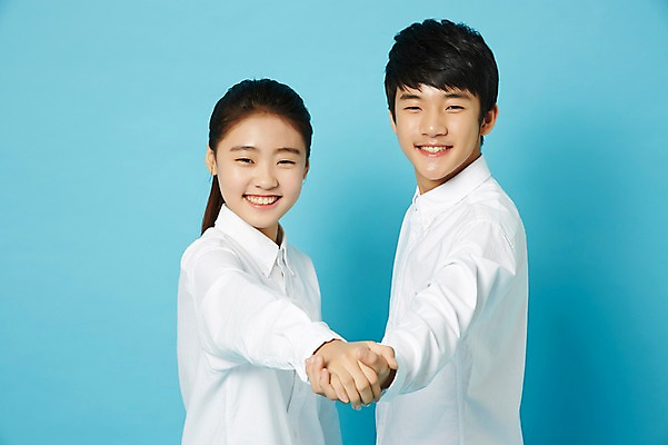 포토 JPG 스튜디오촬영 여학생 여자 남자 남학생 와이셔츠 중학생 청소년 실내 미소 상반신 두명 옆모습 손잡기 한국인 여중생 파란배경 손모으기 십대만 남중생 국내포토 학생 뷰포인트 백그라운드 셔츠 모션 표정 사람 동양인 손짓 내부 파란색 파일형식