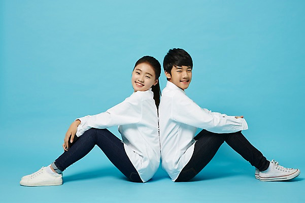 포토 JPG 스튜디오촬영 전신 여학생 여자 남자 남학생 운동화 와이셔츠 중학생 청소년 실내 미소 앉기 두명 옆모습 한국인 등맞대기 청바지 여중생 파란배경 웅크림 십대만 남중생 국내포토 학생 뷰포인트 백그라운드 신발 셔츠 바지 모션 표정 사람 동양인 내부 파란색 파일형식