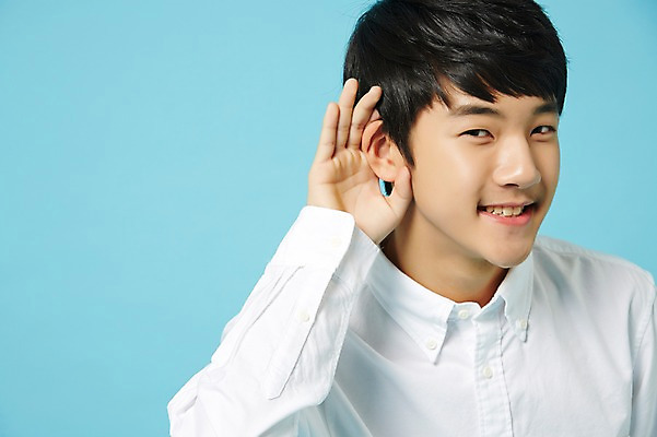 포토 JPG 스튜디오촬영 남자 남학생 와이셔츠 중학생 청소년 실내 한명 미소 손짓 상반신 앞모습 듣기 한국인 파란배경 십대남자한명만 남중생 국내포토 1 학생 뷰포인트 백그라운드 셔츠 모션 표정 사람 동양인 내부 파란색 남자한명만 십대남자만 파일형식