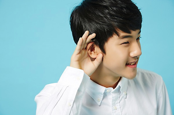 포토 JPG 스튜디오촬영 남자 남학생 와이셔츠 중학생 청소년 실내 한명 미소 손짓 상반신 앞모습 듣기 한국인 파란배경 십대남자한명만 남중생 국내포토 1 학생 뷰포인트 백그라운드 셔츠 모션 표정 사람 동양인 내부 파란색 남자한명만 십대남자만 파일형식