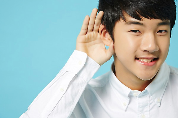 포토 JPG 스튜디오촬영 남자 남학생 와이셔츠 중학생 청소년 실내 한명 미소 손짓 상반신 앞모습 듣기 한국인 파란배경 십대남자한명만 남중생 국내포토 1 학생 뷰포인트 백그라운드 셔츠 모션 표정 사람 동양인 내부 파란색 남자한명만 십대남자만 파일형식