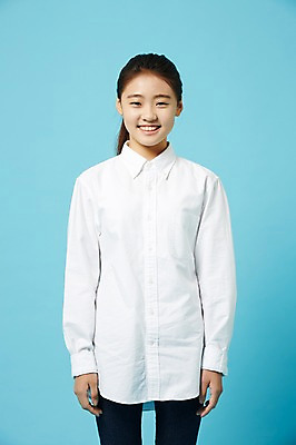 포토 JPG 스튜디오촬영 여학생 여자 와이셔츠 중학생 청소년 실내 한명 서기 미소 상반신 앞모습 한국인 청바지 여중생 파란배경 차렷 십대여자한명만 국내포토 1 학생 뷰포인트 포즈 백그라운드 셔츠 바지 모션 표정 사람 동양인 내부 파란색 여자한명만 십대여자만 파일형식