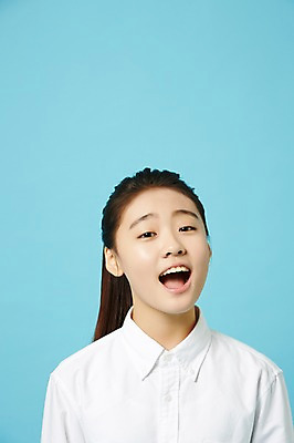 포토 JPG 스튜디오촬영 여학생 여자 와이셔츠 중학생 청소년 실내 말하기 입벌림 한명 상반신 앞모습 한국인 여중생 파란배경 십대여자한명만 국내포토 1 학생 뷰포인트 백그라운드 셔츠 모션 표정 사람 동양인 내부 파란색 여자한명만 십대여자만 파일형식