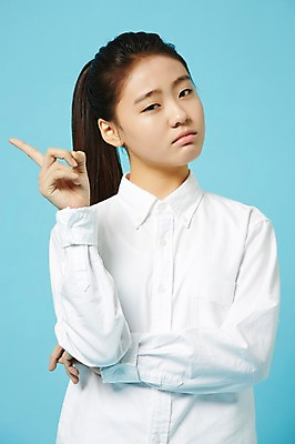 포토 JPG 스튜디오촬영 여학생 여자 와이셔츠 중학생 청소년 실내 한명 상반신 앞모습 한국인 가리킴 여중생 파란배경 십대여자한명만 국내포토 1 학생 뷰포인트 백그라운드 셔츠 사람 동양인 손짓 내부 파란색 여자한명만 십대여자만 파일형식