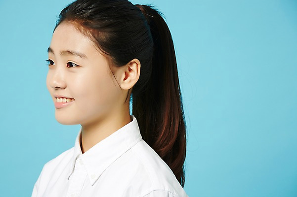 포토 JPG 스튜디오촬영 응시 여학생 여자 와이셔츠 중학생 청소년 실내 한명 미소 상반신 옆모습 한국인 여중생 파란배경 십대여자한명만 국내포토 1 학생 시선 뷰포인트 백그라운드 셔츠 표정 사람 동양인 내부 파란색 여자한명만 십대여자만 파일형식