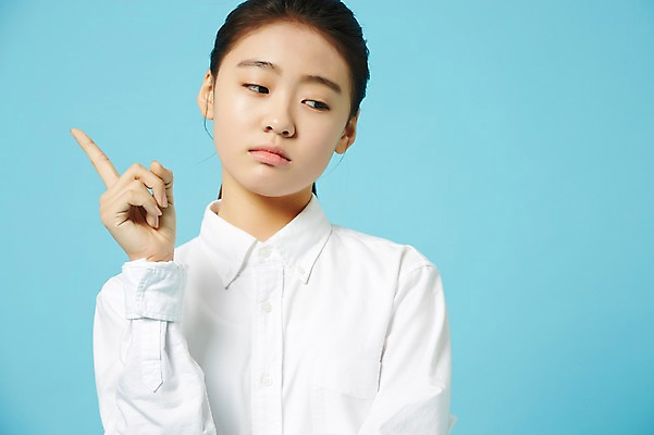 포토 JPG 스튜디오촬영 여학생 여자 와이셔츠 중학생 청소년 실내 무표정 한명 상반신 앞모습 한국인 가리킴 여중생 파란배경 십대여자한명만 내려보기 국내포토 1 학생 감정 뷰포인트 백그라운드 셔츠 모션 표정 사람 동양인 손짓 내부 파란색 여자한명만 십대여자만 파일형식