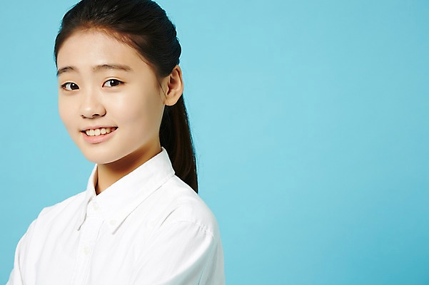 포토 JPG 스튜디오촬영 여학생 여자 와이셔츠 중학생 청소년 실내 한명 미소 상반신 옆모습 한국인 여중생 파란배경 십대여자한명만 국내포토 1 학생 뷰포인트 백그라운드 셔츠 표정 사람 동양인 내부 파란색 여자한명만 십대여자만 파일형식