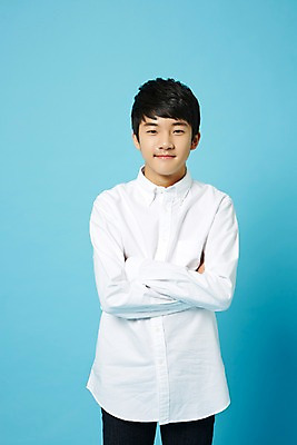 포토 JPG 스튜디오촬영 남자 남학생 와이셔츠 중학생 청소년 실내 한명 서기 상반신 앞모습 팔짱 한국인 청바지 파란배경 십대남자한명만 남중생 국내포토 1 학생 뷰포인트 백그라운드 셔츠 바지 모션 사람 동양인 내부 파란색 남자한명만 십대남자만 파일형식