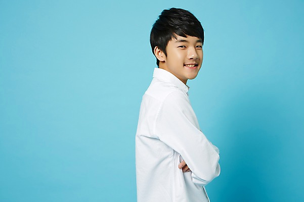 포토 JPG 스튜디오촬영 남자 남학생 와이셔츠 중학생 청소년 실내 한명 미소 상반신 옆모습 팔짱 한국인 파란배경 십대남자한명만 남중생 국내포토 1 학생 뷰포인트 백그라운드 셔츠 모션 표정 사람 동양인 내부 파란색 남자한명만 십대남자만 파일형식