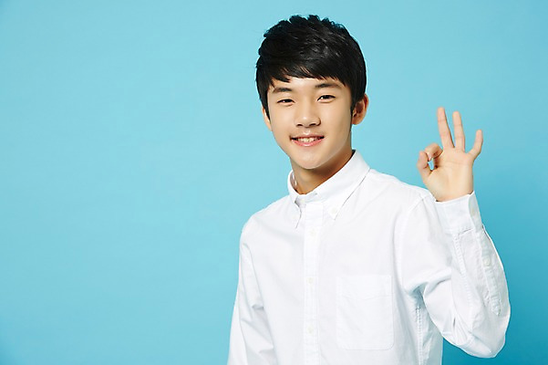 포토 JPG 스튜디오촬영 남자 남학생 와이셔츠 중학생 청소년 실내 한명 미소 상반신 앞모습 한국인 OK 파란배경 십대남자한명만 남중생 국내포토 1 학생 뷰포인트 백그라운드 셔츠 표정 사람 동양인 손짓 내부 파란색 남자한명만 십대남자만 파일형식