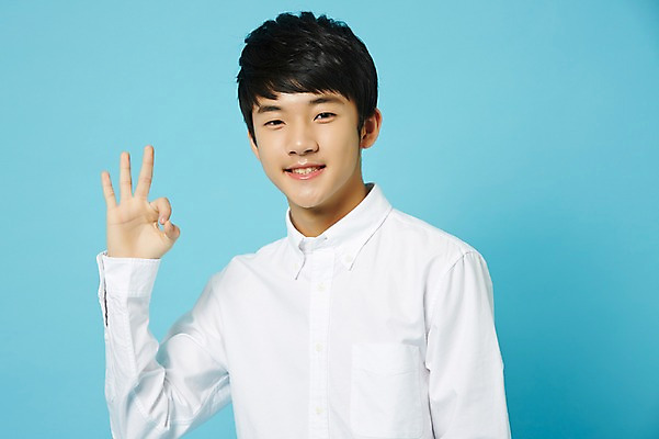 포토 JPG 스튜디오촬영 남자 남학생 와이셔츠 중학생 청소년 실내 한명 미소 상반신 앞모습 한국인 OK 파란배경 십대남자한명만 남중생 국내포토 1 학생 뷰포인트 백그라운드 셔츠 표정 사람 동양인 손짓 내부 파란색 남자한명만 십대남자만 파일형식