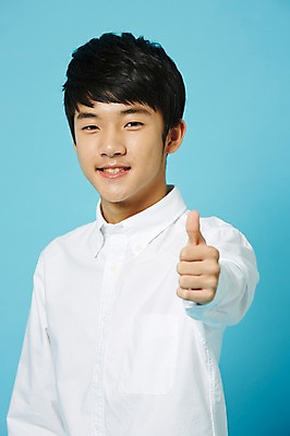 포토 JPG 스튜디오촬영 남자 남학생 와이셔츠 중학생 청소년 실내 한명 미소 상반신 앞모습 한국인 엄지손가락 최고 파란배경 십대남자한명만 남중생 국내포토 1 학생 뷰포인트 백그라운드 셔츠 손가락 표정 사람 동양인 내부 파란색 남자한명만 십대남자만 파일형식