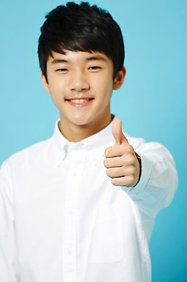 포토 JPG 스튜디오촬영 남자 남학생 와이셔츠 중학생 청소년 실내 한명 미소 상반신 앞모습 아웃포커스 한국인 엄지손가락 최고 파란배경 십대남자한명만 남중생 국내포토 1 학생 뷰포인트 백그라운드 셔츠 손가락 촬영기법 표정 사람 동양인 내부 파란색 남자한명만 십대남자만 파일형식