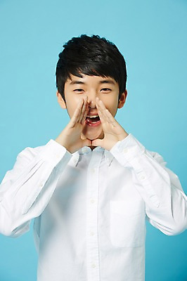 포토 JPG 스튜디오촬영 남자 남학생 와이셔츠 중학생 청소년 실내 말하기 한명 손짓 상반신 앞모습 외침 한국인 귓속말 파란배경 십대남자한명만 남중생 국내포토 1 학생 뷰포인트 백그라운드 셔츠 모션 사람 동양인 내부 파란색 소리 남자한명만 십대남자만 파일형식