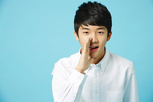 포토 JPG 스튜디오촬영 남자 남학생 와이셔츠 중학생 청소년 실내 말하기 한명 손짓 상반신 앞모습 한국인 귓속말 파란배경 십대남자한명만 남중생 국내포토 1 학생 뷰포인트 백그라운드 셔츠 모션 사람 동양인 내부 파란색 남자한명만 십대남자만 파일형식