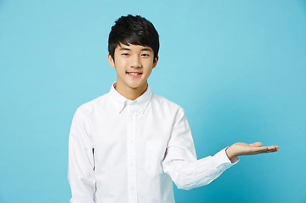 포토 JPG 스튜디오촬영 남자 남학생 와이셔츠 중학생 청소년 안내 실내 한명 미소 손짓 상반신 앞모습 한국인 파란배경 십대남자한명만 남중생 국내포토 1 학생 뷰포인트 백그라운드 셔츠 모션 표정 사람 동양인 내부 파란색 남자한명만 십대남자만 파일형식