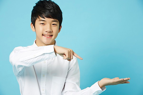 포토 JPG 스튜디오촬영 남자 남학생 와이셔츠 중학생 청소년 안내 실내 한명 미소 손짓 상반신 앞모습 한국인 가리킴 파란배경 십대남자한명만 남중생 국내포토 1 학생 뷰포인트 백그라운드 셔츠 모션 표정 사람 동양인 내부 파란색 남자한명만 십대남자만 파일형식