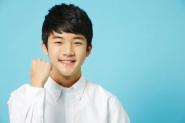 포토 JPG 스튜디오촬영 남자 남학생 와이셔츠 중학생 청소년 실내 한명 미소 상반신 앞모습 파이팅 주먹 한국인 파란배경 십대남자한명만 남중생 국내포토 1 학생 뷰포인트 백그라운드 셔츠 모션 표정 사람 동양인 내부 파란색 남자한명만 십대남자만 파일형식