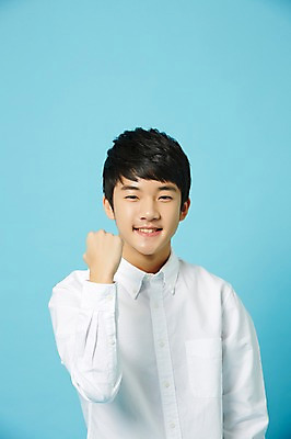 포토 JPG 스튜디오촬영 남자 남학생 와이셔츠 중학생 청소년 실내 한명 미소 상반신 앞모습 파이팅 주먹 한국인 파란배경 십대남자한명만 남중생 국내포토 1 학생 뷰포인트 백그라운드 셔츠 모션 표정 사람 동양인 내부 파란색 남자한명만 십대남자만 파일형식