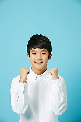 포토 JPG 스튜디오촬영 남자 남학생 와이셔츠 중학생 청소년 실내 한명 미소 상반신 앞모습 파이팅 주먹 한국인 파란배경 십대남자한명만 남중생 국내포토 1 학생 뷰포인트 백그라운드 셔츠 모션 표정 사람 동양인 내부 파란색 남자한명만 십대남자만 파일형식