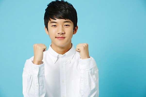 포토 JPG 스튜디오촬영 남자 남학생 와이셔츠 중학생 청소년 실내 한명 상반신 앞모습 파이팅 주먹 한국인 파란배경 십대남자한명만 남중생 국내포토 1 학생 뷰포인트 백그라운드 셔츠 모션 사람 동양인 내부 파란색 남자한명만 십대남자만 파일형식