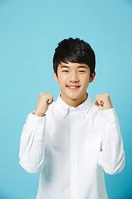 포토 JPG 스튜디오촬영 남자 남학생 와이셔츠 중학생 청소년 실내 한명 미소 상반신 앞모습 파이팅 주먹 한국인 파란배경 십대남자한명만 남중생 국내포토 1 학생 뷰포인트 백그라운드 셔츠 모션 표정 사람 동양인 내부 파란색 남자한명만 십대남자만 파일형식