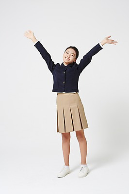 포토 JPG 스튜디오촬영 전신 여학생 여자 교복 운동화 중학생 청소년 실내 한명 서기 미소 앞모습 손들기 만세 한국인 입학 흰배경 여중생 십대여자한명만 국내포토 1 학생 옷 교육 뷰포인트 백그라운드 신발 모션 표정 사람 동양인 내부 흰색 여자한명만 십대여자만 파일형식