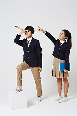 포토 JPG 스튜디오촬영 전신 여학생 여자 남자 교복 남학생 운동화 중학생 청소년 실내 서기 미소 들기 두명 앞모습 책 일안경 한국인 가리킴 관찰 입학 흰배경 여중생 오르기 다리들기 십대만 남중생 국내포토 학생 옷 교육 뷰포인트 백그라운드 신발 모션 표정 사람 동양인 손짓 내부 망원경 흰색 파일형식