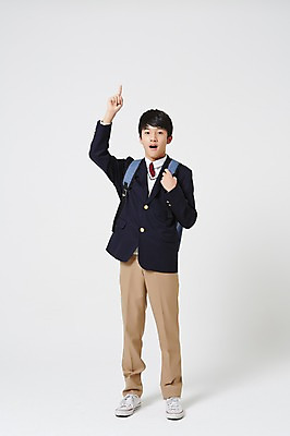 포토 JPG 스튜디오촬영 전신 남자 교복 남학생 운동화 중학생 청소년 책가방 실내 입벌림 한명 서기 앞모습 놀람 한국인 가리킴 입학 흰배경 백팩 십대남자한명만 남중생 국내포토 1 학생 옷 교육 감정 뷰포인트 백그라운드 신발 가방 모션 표정 사람 동양인 손짓 내부 흰색 남자한명만 십대남자만 파일형식