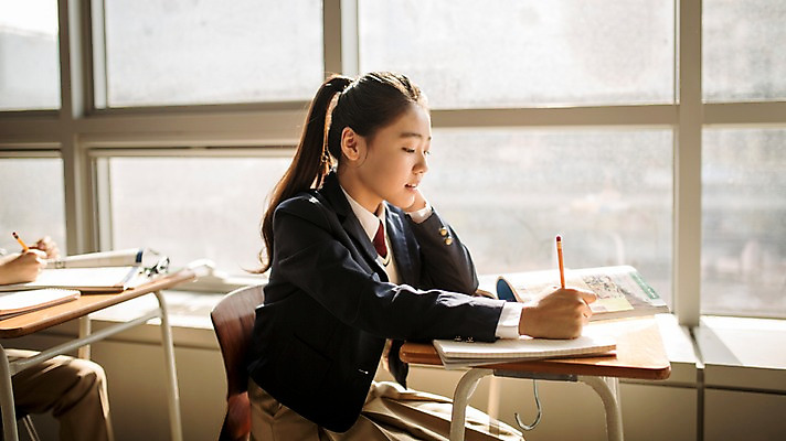 포토 JPG 여자 교복 교실 학교 중학생 청소년 실내 앉기 상반신 두명 옆모습 연필 한국인 기록 잡기 목표 집중 학원 십대만 국내포토 학생 옷 교육 뷰포인트 컨셉 모션 학용품 사람 동양인 내부 필기구 파일형식